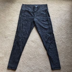 VIE ACTIVE snakeskin leggings size S